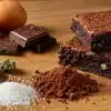 Ingredientes para brownies de cáñamo con cacao, chocolate y semillas.