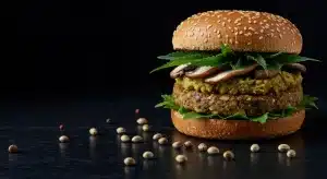 Hamburguesa vegetal con cáñamo aportando textura y proteínas.