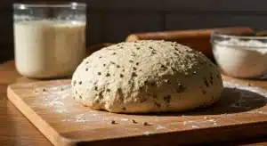 Masa madre con semillas de cáñamo en fermentación para pan artesanal.