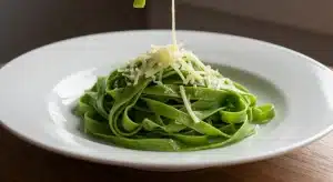 Plato de pasta con harina de cannabis servido con queso y acabado gourmet.