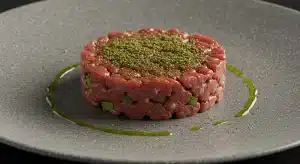 Tartar gourmet con polvo de aceite de cannabis como acabado culinario.