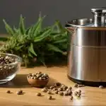Semillas de cáñamo y utensilios para preparar leche vegetal casera.