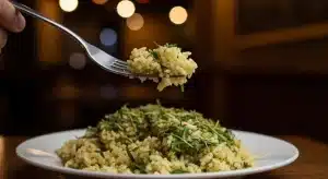 Ingredientes para preparar arroz con marihuana con flores de cannabis y arroz blanco.