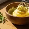 Cannabutter recién preparada siendo batida en un cuenco.