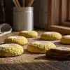 Snacks de semillas de marihuana en forma de galletas elaboradas con ingredientes naturales.