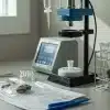 Análisis de cannabis en laboratorio para evaluar cómo la luz afecta a la potencia y frescura de los pre-rolls.