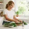 Cannabis bienestar holístico con aceite de CBD y plantas aromáticas.